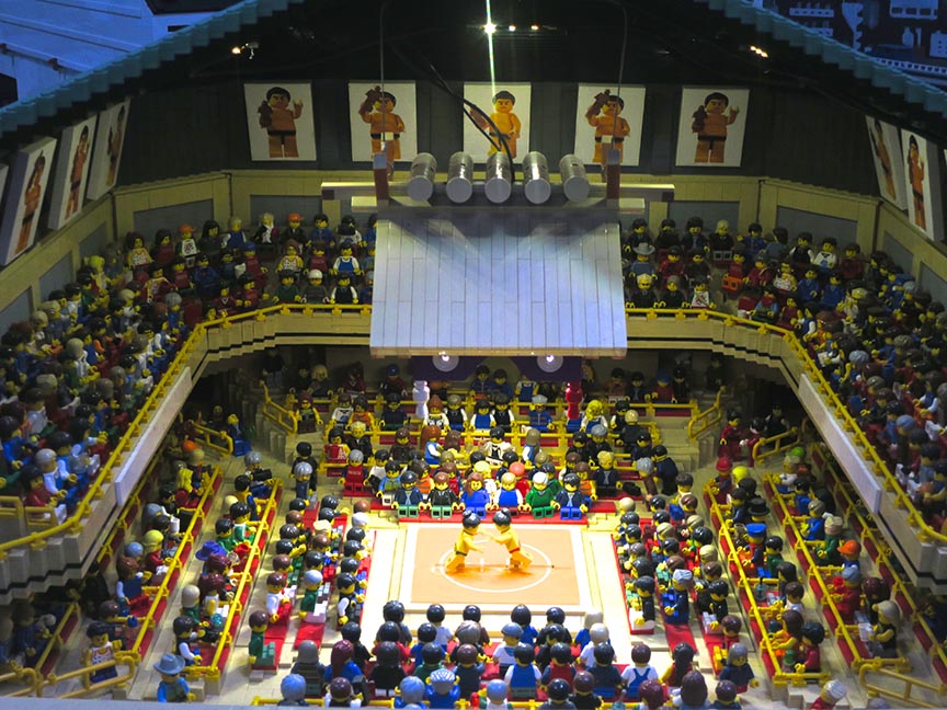 Sumo minifigs YES.