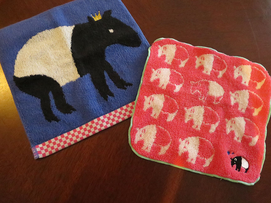 At the time I bought these, I thought I'd better snap them up, because I'd never see another piece of tapir-themed goods as long as I lived. Haha, I thought. Seriously? Tapirs?