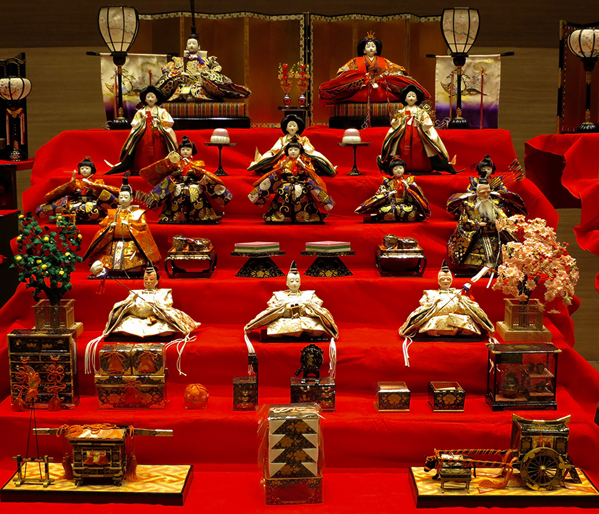 Just for comparison, this is about the most extravagant display I'd seen before going to Katsuura. Most people just put out the emperor and empress, but the ones who really lay out the big bucks collect the whole set: three ladies in waiting, fivie musicians, three important ministers and a bunch of furniture and occasionally, livestock