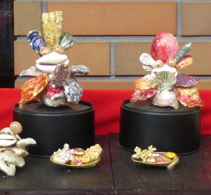 Girls' Day doll set made from shells