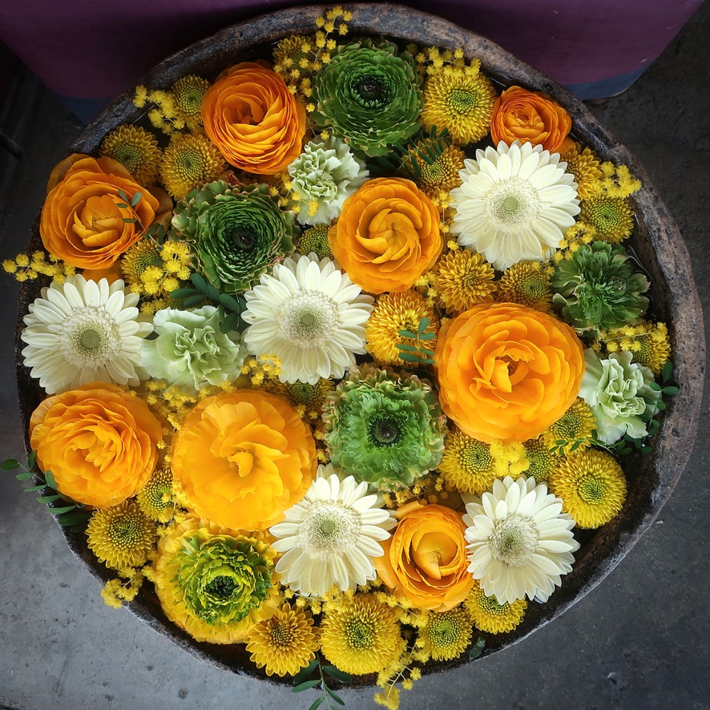 Hanachōzu outside the Hanatetsu flower shop in Kawagoe