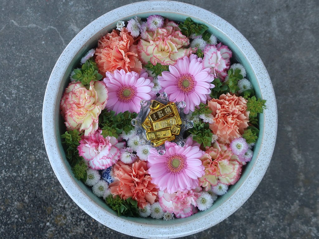 Hanachōzu outside a pawn shop in Gyōda