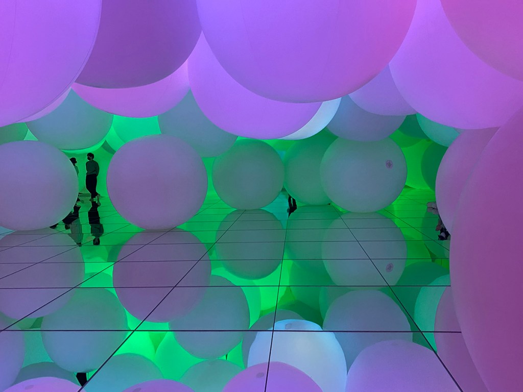TeamLab Planets bouncy ball room